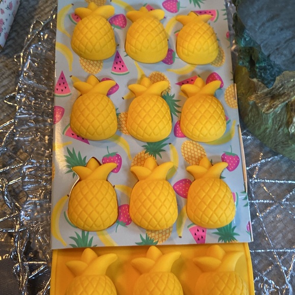 PINEAPPLE SHAPED ice Tray! - Picture 5 of 6